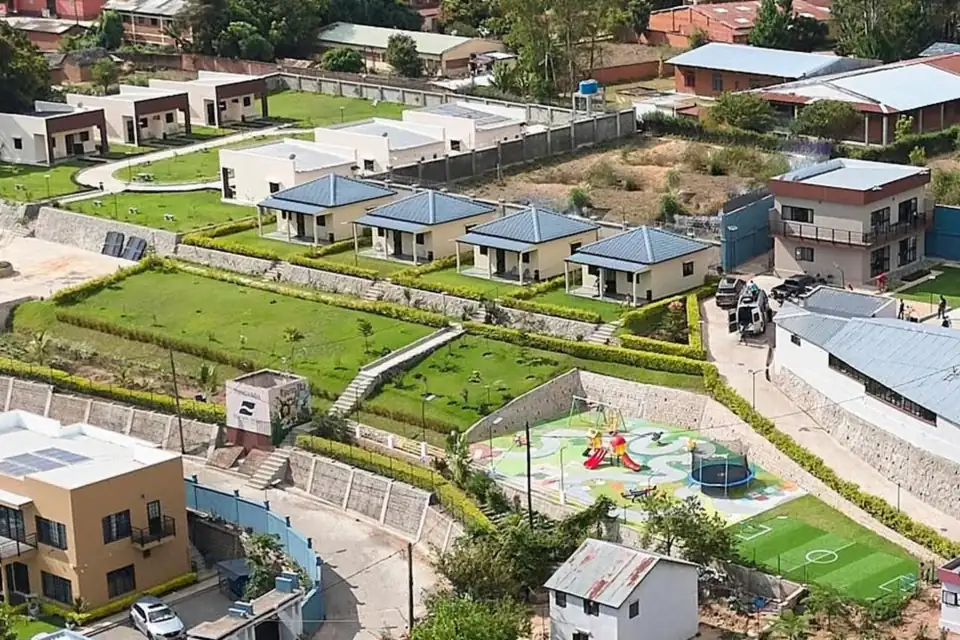 Bungalows aux toits bleus alignés sur des pelouses en terrasses