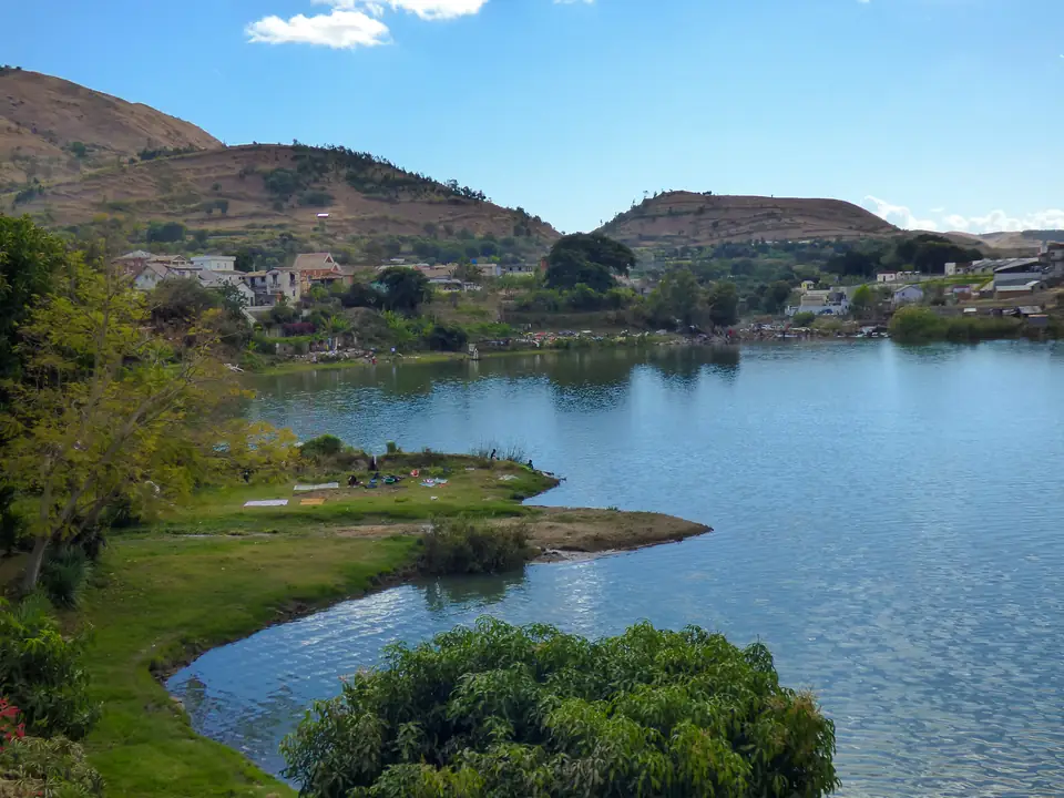 Rive du lac Itasy à Ampefy, maisons et collines en arrière-plan