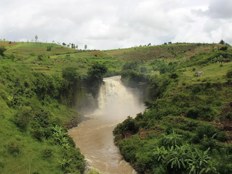 Les chutes de la Lily entre des collines verdoyantes près d'Ampefy